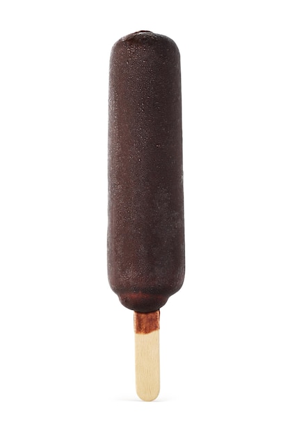 茶色のチョコレート コーティングされたアイス クリームを白で隔離