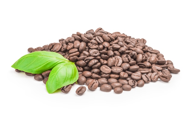白い背景の上の茶色のコーヒー豆。クリッピングパス