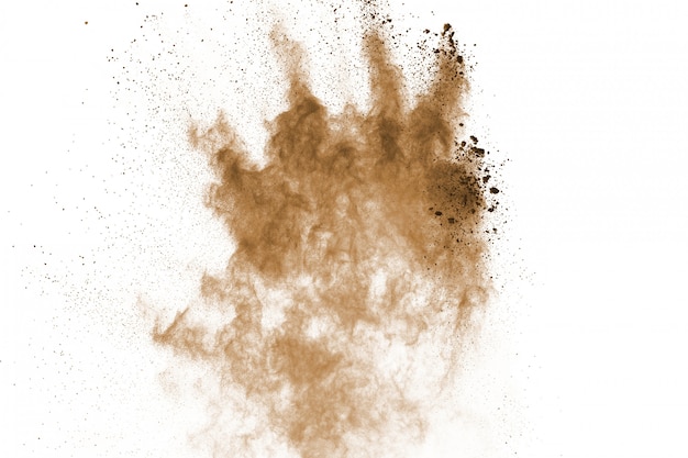 Взрыв порошка коричневого цвета на белом фоне.