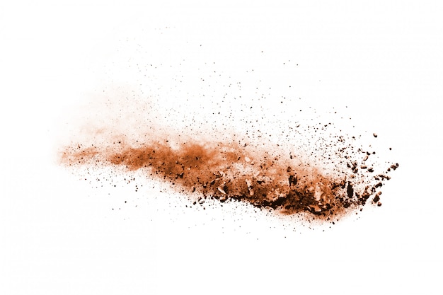 Взрыв порошка коричневого цвета на белом фоне