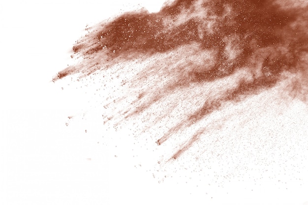 Esplosione di polvere di colore marrone su sfondo bianco.