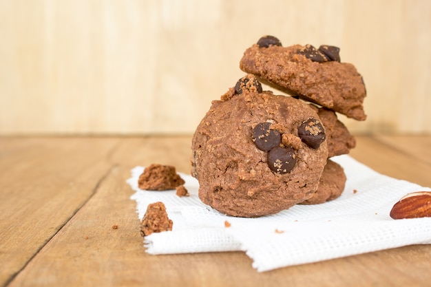 Biscotti marroni con chip di cioccolato sormontato.