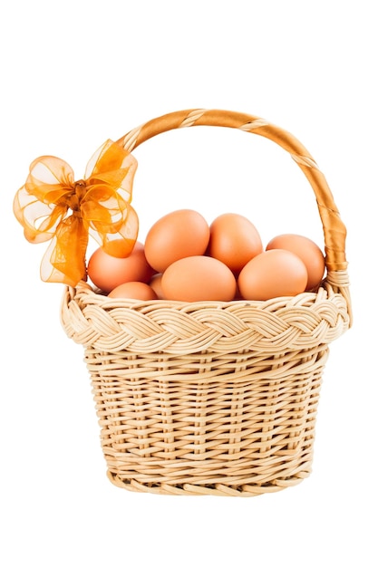 Коричневые яйца в корзине, изолированные на белом