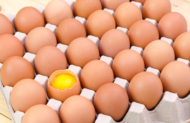 Фото Коричневые яйца в картонной коробке.