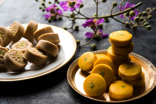 Brown en Kesar Pedha of Peda is een Indiase traditionele zoete schotel gemaakt van melk, mawa of khoya en saffraan