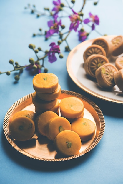 Brown en Kesar Pedha of Peda is een Indiase traditionele zoete schotel gemaakt van melk, mawa of khoya en saffraan