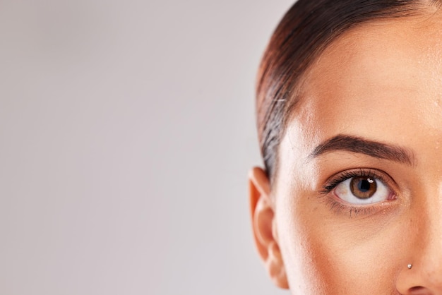 망막 보안 안면 속눈썹 마스카라 또는 메이크업 화장품에 있는 갈색 눈의 여성과 얼굴 시력은 콘택트 렌즈 아이디어 또는 인류를 위한 혁신으로 피부 확대 세부 질감 또는 뷰티 모델 눈