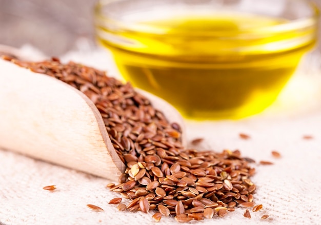 Photo brown flax seeds and flaxseed oil on a wooden surface