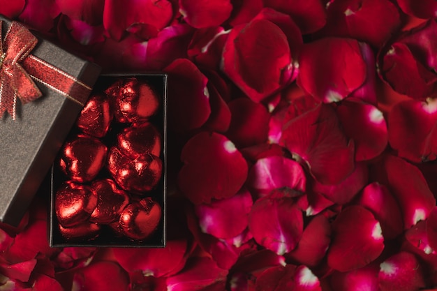茶色のギフトボックス赤いバラの花びらに配置平面図、バレンタインデーのテーマ