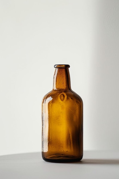 Foto una bottiglia di vetro marrone seduta sulla cima di un tavolo