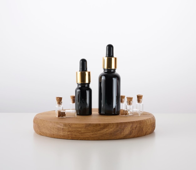 化粧品用オイルと美容液用のピペット付き茶色のガラス瓶広告と製品プロモーション