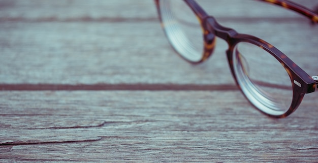 Photo brown glasses on wooden pallet