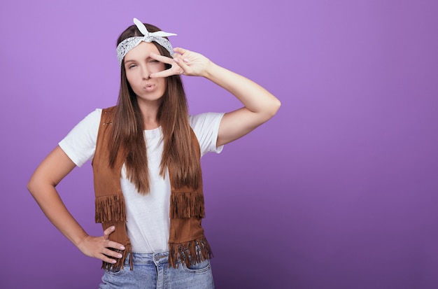 Photo brown-haired woman in glasses makes peace.