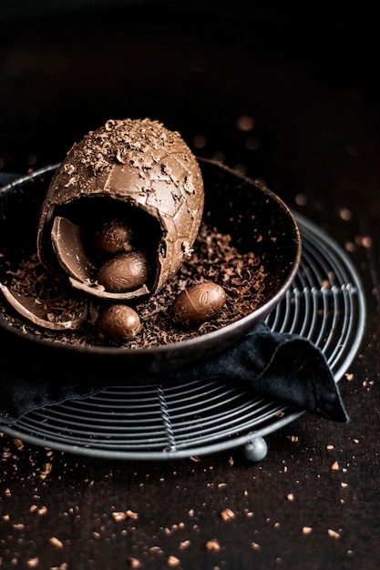 Foto rosolare le uova di cioccolato pasquale fatte in casa in una ciotola