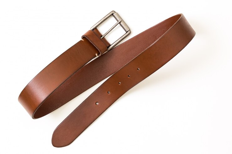 Photo brown leather belt, isolated on white background