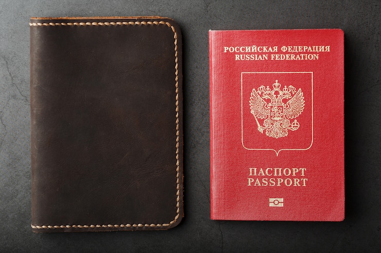 Фотография коричневая кожаная обложка с красным паспортом