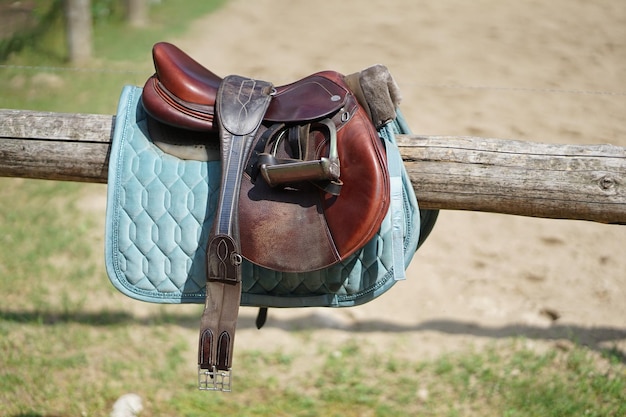 Photo brown leather horse saddle