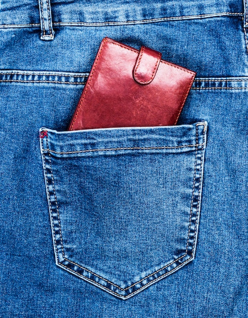 Коричневый кожаный кошелек лежит в заднем кармане