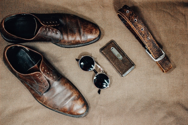 Коричневая кожаная обувь в стиле ретро с поясом, солнцезащитные очки в стиле стимпанк и карманные часы в винтажном стиле
