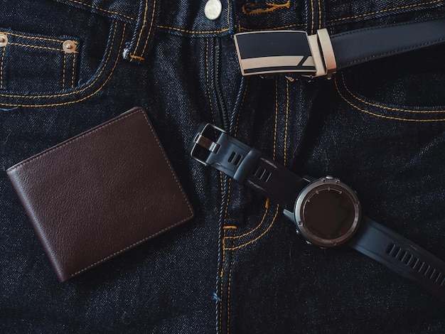 Фото Коричневый кожаный кошелек на джинсовом фоне