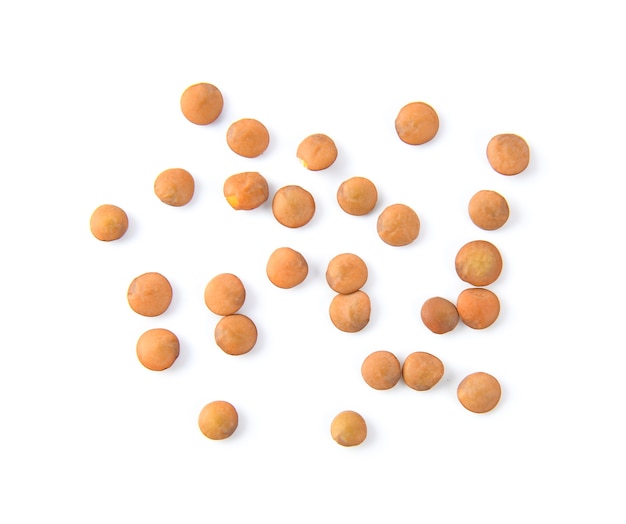 Foto lenticchie marroni isolate su fondo bianco