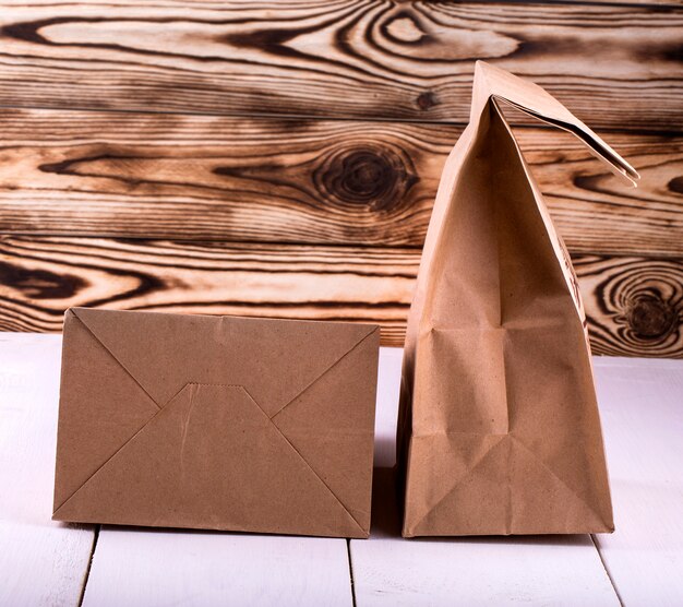 Foto borsa pranzo marrone su tavola di legno bianca