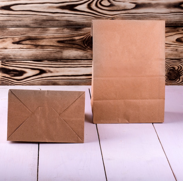 Foto borsa pranzo marrone su tavola di legno bianca