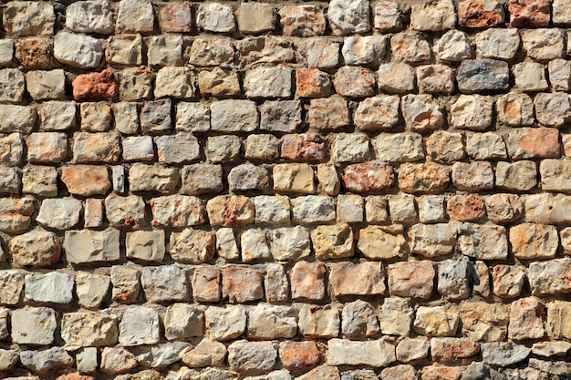 茶色の石積みの石の壁スペインの伝統