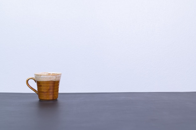 コピースペースのあるテーブルの上の茶色のマグカップ