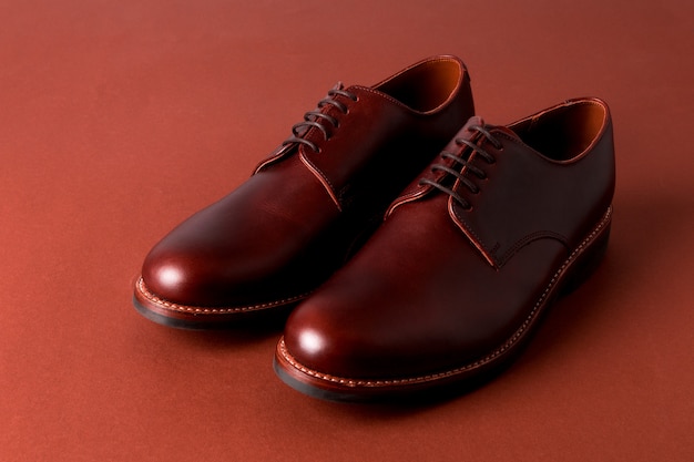 Scarpe oxford marroni su superficie rossa