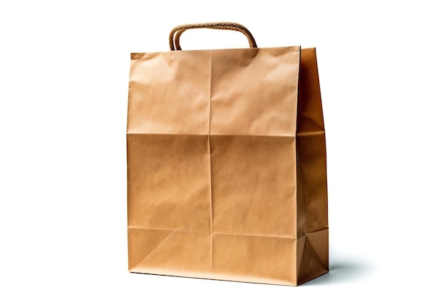 Коричневый бумажный мешок для доставки продуктов питания на белом фоне