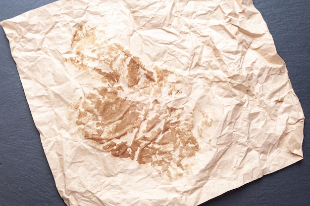 Photo a brown paper bag with a stain on it