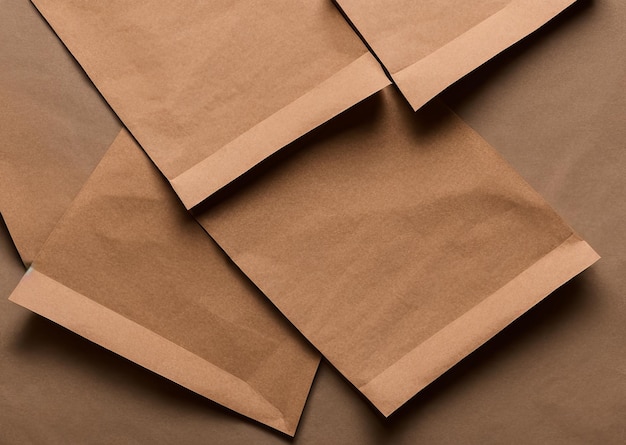 Коричневые бумажные пакеты на коричневом фоне