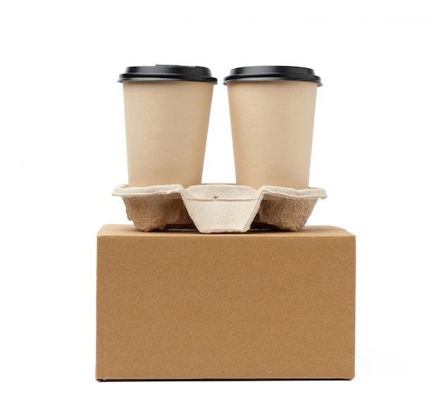 트레이에 뜨거운 음료를 넣을 수있는 갈색 종이 상자와 일회용 컵