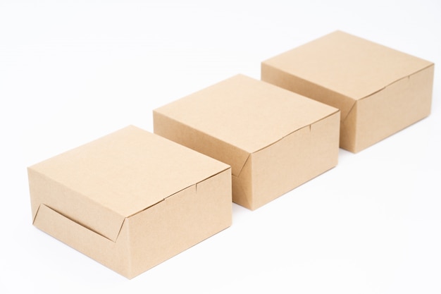 사진 음식 포장을위한 갈색 종이 상자. 흰색에 판지.