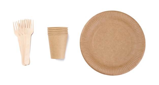 Photo brown paper cups wooden fork and plates on a white background recyclable garbage rejection of plastic