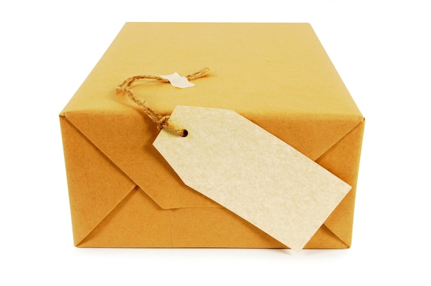 Pacchetto di carta marrone con etichetta