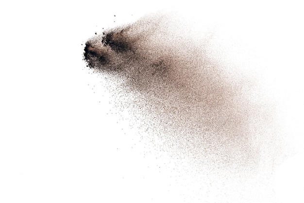 Esplosione di polvere marrone isolata su sfondo bianco.