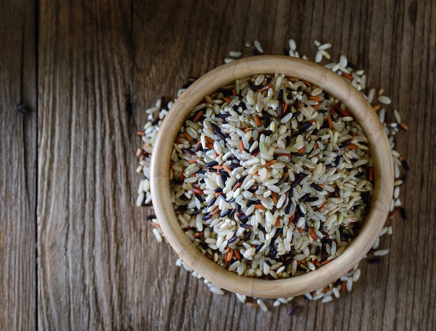 Brown rice seed in bowl