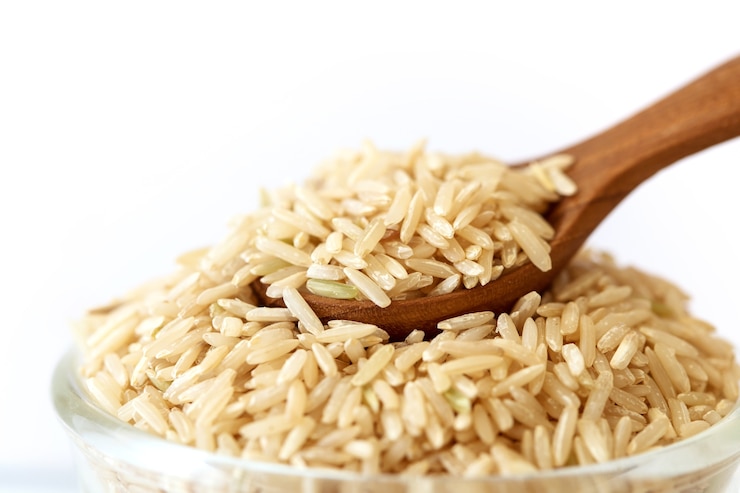 Photo a brown rice on white background , healthy food