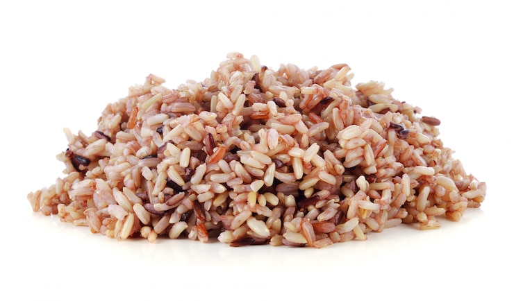 Photo brown rice on white 
