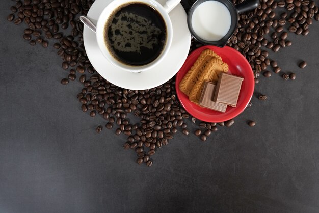 Chicchi di caffè tostato marrone e tazza di caffè