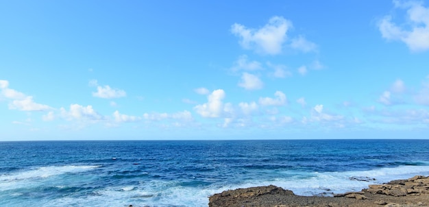 写真 アルジェンティエラの海岸線サルデーニャの茶色の岩