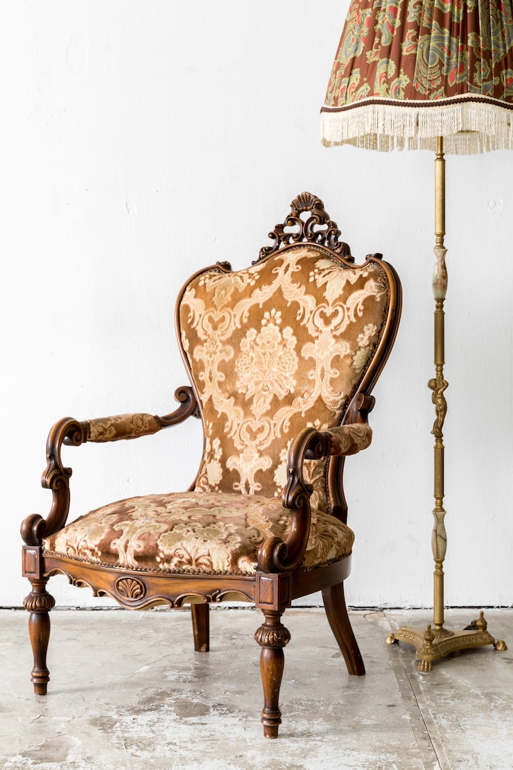 Photo brown royal chair with lamp
