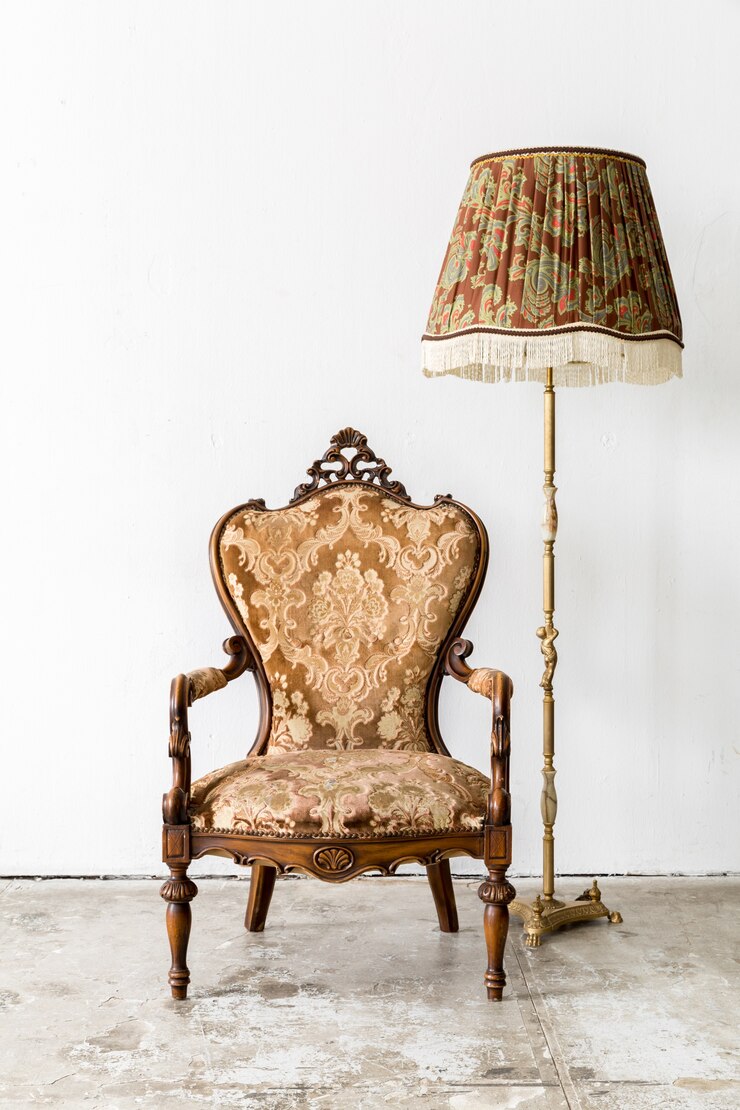 Photo brown royal chair with lamp