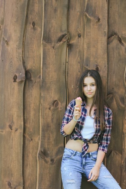 Foto i jeans modello camicia marrone mangiano