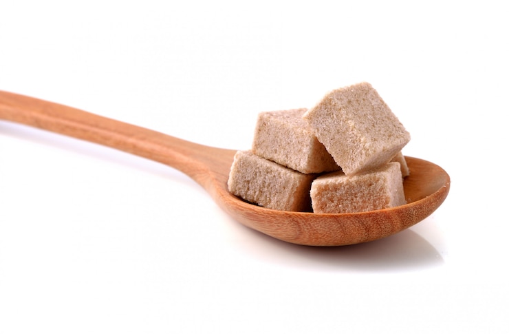 फोटो brown sugar cube isolated on white.