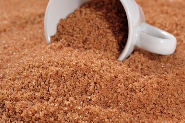 Photo brown sugar in a cup