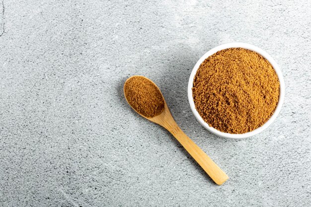 Photo brown sugar in ramekin on the table