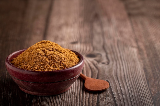 Photo brown sugar in wooden bowl on the table